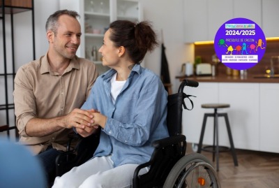 homme et sa compagne en situation de handicap se regardant en souriant