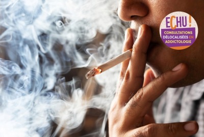 gros plan personne fumant une cigarette