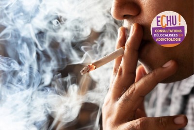 gros plan personne fumant une cigarette