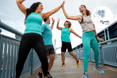 jeunes femmes en tenue de sport bleues se tapant dans les mains après une séance en extérieur