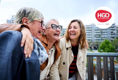 groupes d'amies femmes riant