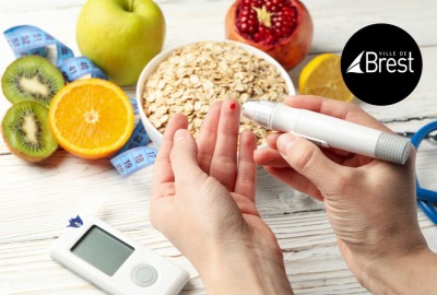 gros plan personne diabétique mesurant son taux de sucre