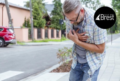 homme senior victime douleur cardiaque dans la rue