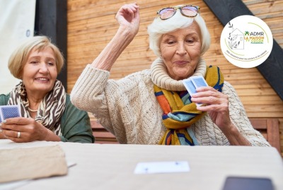 groupe de seniors jouant aux cartes