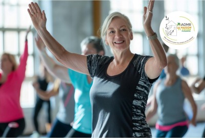 gros plan senior souriant pendant un cours de danse