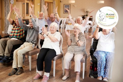 groupe de seniors faisant des exercices de danse assis sur des chaises