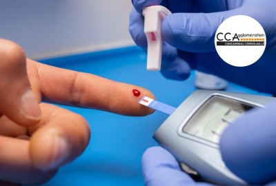 gros plan doigt avec goutte de sang personne faisant tester son diabète