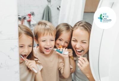groupe de 4 enfants se brossant les dents