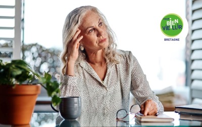 femme senior réfléchissant