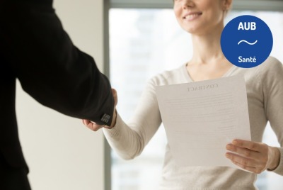 gros plan recruteur et candidate se serrant la main à la fin d'un entretien