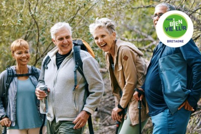 groupe de seniors riant pendant une randonnée