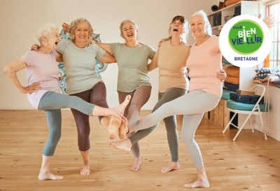 groupe de femmes seniors plaisantant en fin de séance de sport collectif