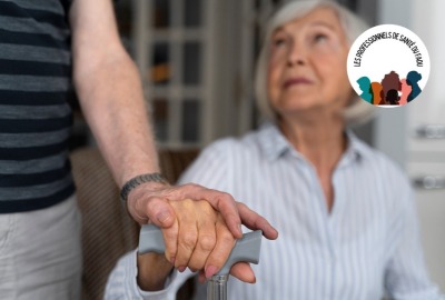 gros plan main homme senior posée sur celle de sa  compagne, qui tient une canne