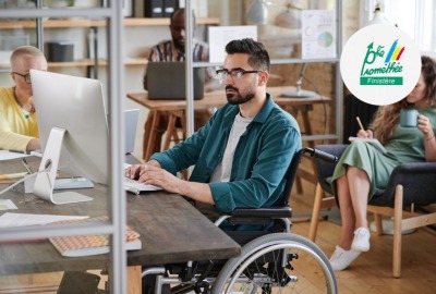 homme en situation de handicap dans son bureau, avec ses collègues