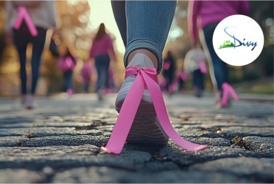 gros plan chaussures avec un ruban rose accroché, pendant une marche collective