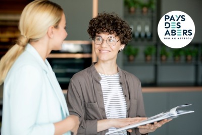 gros plans deux jeunes femmes discutant, dont l'une est de dos