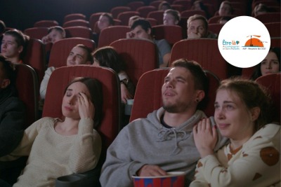 personnes assistant à la projection d'un film triste dans une salle de cinéma