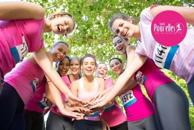 groupe de jeunes femmes en tenue de sport et dossard se motivant avant une course collective