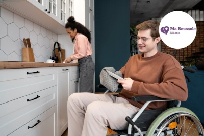deux jeunes faisant la vaisselle, dont un jeune homme en situation de handicap