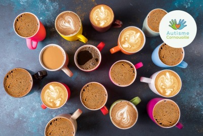 Diverses tasses de boissons chaudes posées sur une table