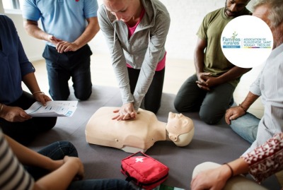 gros plan personnes effectuant un massage cardiaque au cours d'une session de formation aux premiers secours