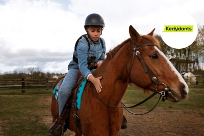 jeune fille sur le dos d'un cheval et se penchant pour lui caresser l'encolure