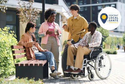 groupe de jeunes discutant, dont l'un en situation de handicap