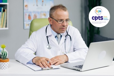 médecin consultant son ordinateur portable