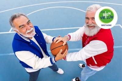 deux seniors se disputant un ballon de basket sur un terrain de sport