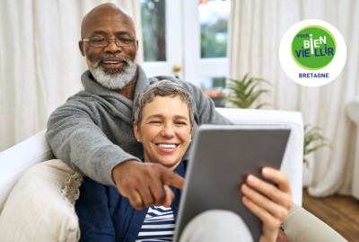 couple de seniors plaisantant en regardant sur une tablette numérique