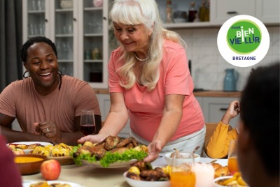 femme senior apportant un plat à table