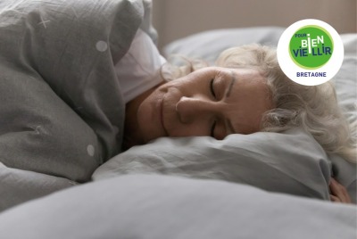 gros plan femme senior dormant