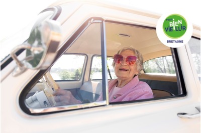 femme senior souriante au volant de sa voiture