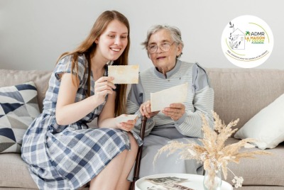 grand-mère et petite-fille regardant de vieilles photos