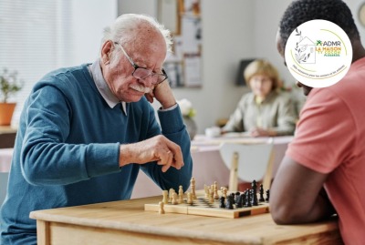 homme âgée jouant aux échecs avec un ami