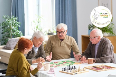 groupe de seniors jouant à des jeux de societé