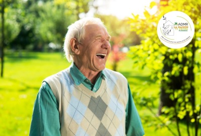 homme senior riant
