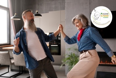 couple de seniors dansant dans leur salon