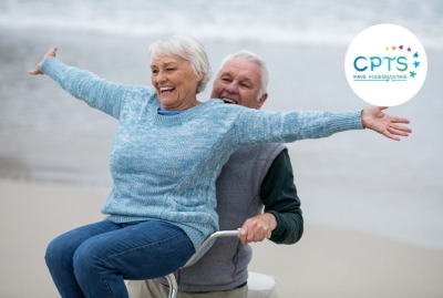 couple de seniors faisant du vélo, femme sur le guidon