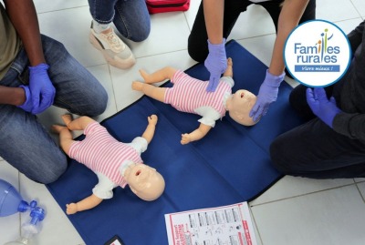 séance de formation aux premiers secours sur des nourrissons