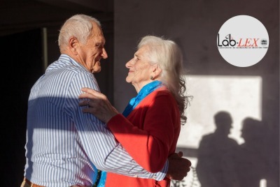 couple de seniors se serrant dans les bras en se regardant en souriant