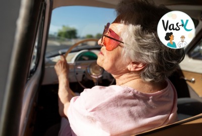 gros plan femme âgée conduisant sa voiture