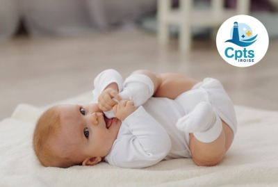 gros plan bébé allongé sur un tapis et jouant à se manger les pieds