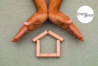 gros plan mains au dessus d'une forme de maison en bois