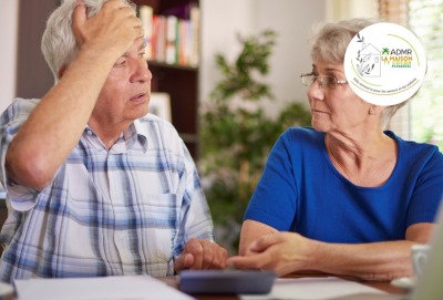 homme senior se tapant le front du plat de la main pour montrer qu'il a oublié quelque chose