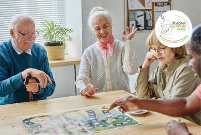 groupe de seniors jouant à des jeux de société