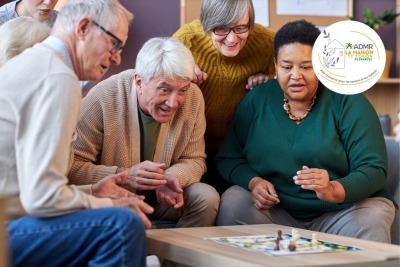 groupe de seniors jouant à des jeux de société