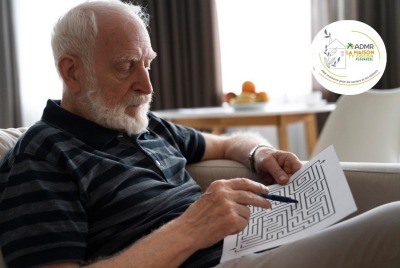 homme senior faisant des jeux dans un magazine