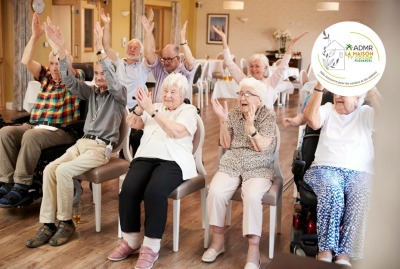 groupe de seniors dansant assis sur des chaises