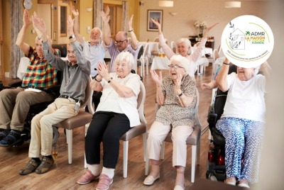 groupe de seniors dansant assis sur des chaises pendant un cours collectif